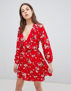 Платье с запахом и цветочным принтом Glamorous - Красный
