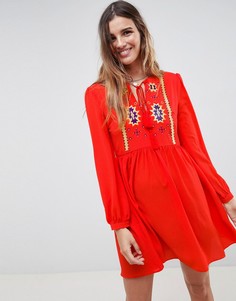 Свободное платье с вышивкой и кисточками Glamorous - Красный