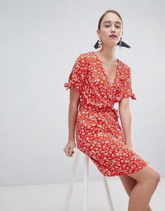Платье с цветочным принтом и поясом на талии New Look - Красный