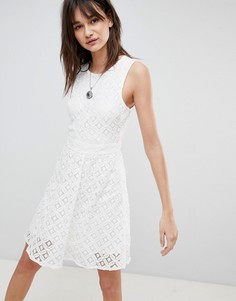Кружевное короткое приталенное платье Vero Moda - Белый