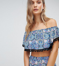 Пляжный топ с открытыми плечами, отделкой помпонами и принтом пейсли Boohoo - Синий