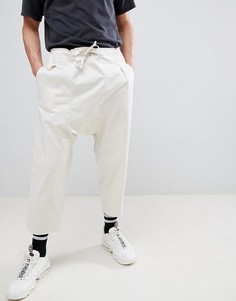 Брюки заниженного кроя с поясом ASOS DESIGN - Бежевый