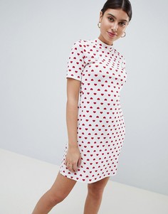 Платье-футболка с сердечками PrettyLittleThing - Белый