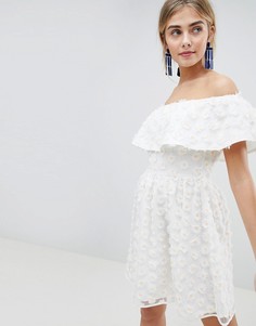 Платье мини для выпускного с открытыми плечами и 3D-цветами Dolly &amp; Delicious - Белый