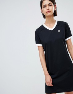 Платье-футболка с V-образным вырезом и фирменной лентой Fred Perry - Черный