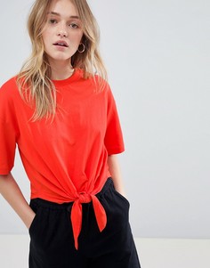 Укороченная футболка с узлом Monki - Красный