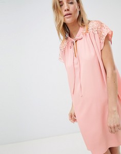 Свободное платье с кружевной вставкой QED London - Розовый