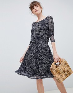 Короткое приталенное платье с принтом Ichi - Черный