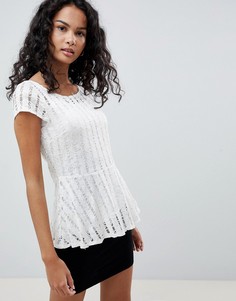 Топ с короткими рукавами и баской QED London - Кремовый