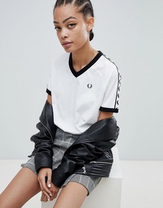 Футболка с V-образным вырезом и фирменной лентой Fred Perry - Белый