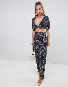 Брюки широкого кроя с цветочным принтом PrettyLittleThing - Темно-синий