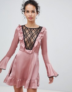 Атласное короткое приталенное платье с кружевной отделкой Glamorous - Розовый
