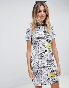 Платье-футболка с газетным принтом ASOS DESIGN - Мульти