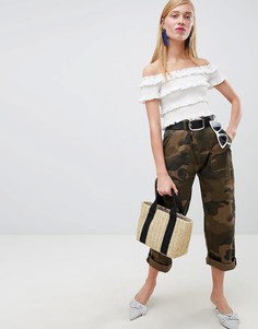 Брюки в стиле милитари с камуфляжным принтом New Look - Зеленый