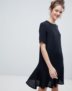 Черное короткое приталенное платье Monki - Черный