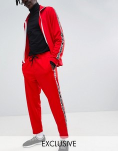 Красные спортивные брюки с фирменной лентой по бокам эксклюзивно от Pull&Bear - Красный