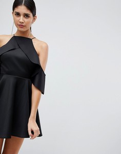 Короткое приталенное платье с открытыми плечами и оборками Rare - Черный