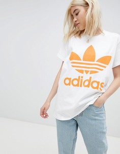 Белая футболка с оранжевым логотипом-трилистником adidas Originals - Мульти