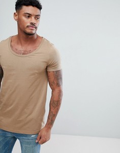 Бежевая футболка с глубоким овальным вырезом ASOS DESIGN - Коричневый