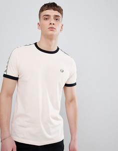 Розовая футболка с отделкой кантом Fred Perry - Розовый