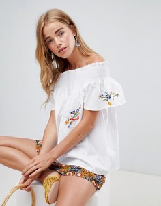 Топ с открытыми плечами и вышивкой QED London - Белый