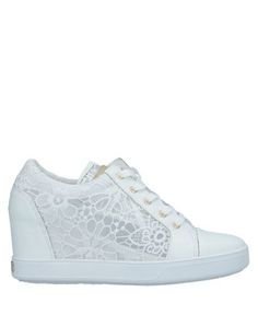 Низкие кеды и кроссовки Guess