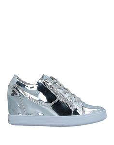 Низкие кеды и кроссовки Guess
