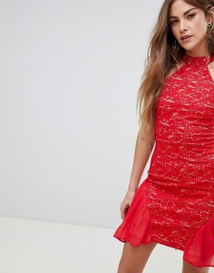 Короткое приталенное платье с кружевом и высоким воротом AX Paris - Красный