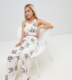 Желтый пижамный кроп-топ и широкие брюки с принтом роз ASOS DESIGN Petite - Розовый