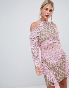 Кружевное платье с открытыми плечами и люверсами True Decadence - Розовый