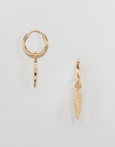 Золотистые серьги с подвеской в виде пера Chained & Able - Золотой