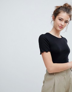 Черная футболка в рубчик с оборками Monki - Черный