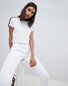 Укороченная футболка с полосками на плечах PrettyLittleThing - Белый