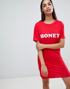 Платье-футболка с принтом Honey PrettyLittleThing - Красный