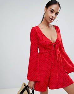 Свободное платье в горошек с расклешенными рукавами PrettyLittleThing - Красный