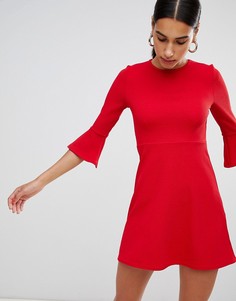 Короткое приталенное платье с расклешенными рукавами Boohoo - Красный