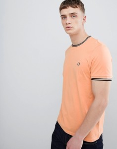 Футболка персикового цвета с отделкой кантом Fred Perry - Оранжевый