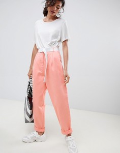 Суженные книзу джинсы с белым ремнем ASOS DESIGN - Оранжевый
