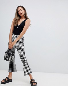 Расклешенные укороченные леггинсы в ломаную клетку ASOS DESIGN - Мульти