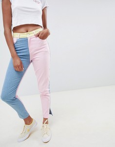 Джинсы в стиле колор блок с вышивкой Hello Kitty x ASOS DESIGN - Мульти