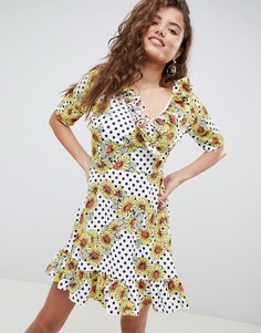 Короткое приталенное платье в горошек с цветочным принтом и запахом ASOS DESIGN - Мульти