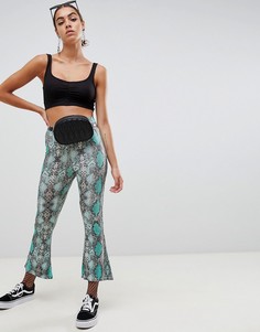 Укороченные расклешенные леггинсы с ярким змеиным принтом ASOS DESIGN - Мульти