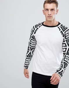 Лонгслив с ацтекским принтом на рукавах реглан ASOS DESIGN - Белый