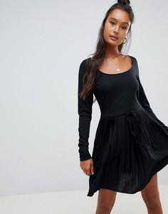 Короткое приталенное платье с плиссированной юбкой ASOS DESIGN - Черный
