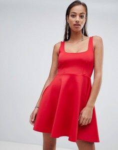 Красное приталенное платье с квадратным вырезом PrettyLittleThing - Красный