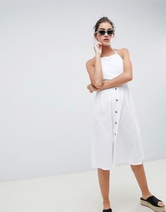 Сарафан миди с лямкой через шею и черепаховыми пуговицами ASOS DESIGN - Белый