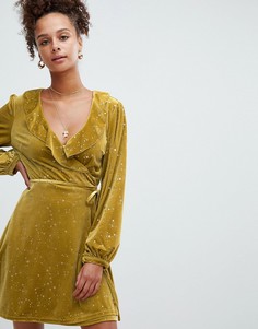 Бархатное платье с запахом, оборками и принтом Glamorous - Зеленый