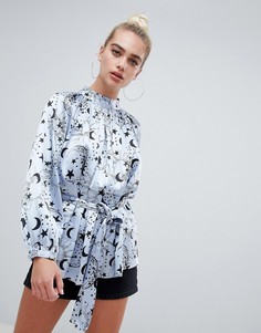 Атласная блузка с высоким воротом и принтом ASOS DESIGN - Мульти