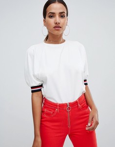 Белая футболка с отделкой в полоску PrettyLittleThing - Белый