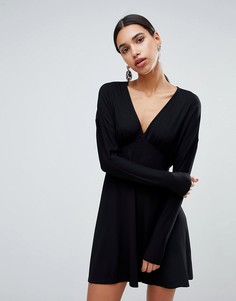 Короткое приталенное платье с длинными рукавами летучая мышь ASOS DESIGN - Черный